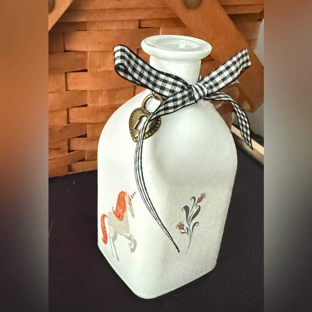 Charming White Unicorn Vase with Heart Charm